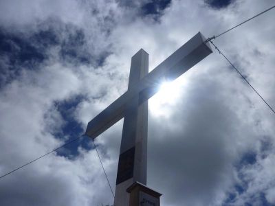 019-Unter dem Gipfelkreuz wird Rast gehalten